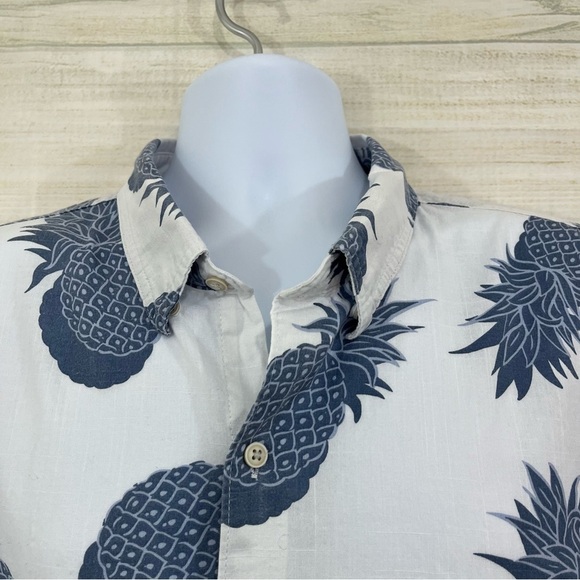Izod Saltwater White Pineapple Print Button Short Sleeve Shirt - Picture 2 of 10